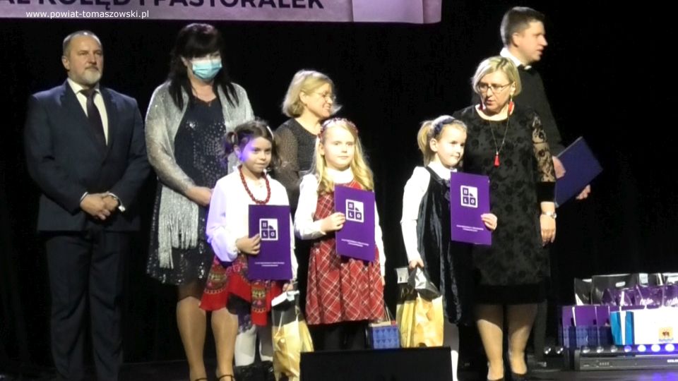 Na zdjęciu: uczestnicy XI Tomaszowskiego Festiwalu Kolęd i Pastorałek, którego koncert finałowy odbył się w Powiatowym Centrum Animacji Społecznej w Tomaszowie Mazowieckim w niedzielę, 16 stycznia 2022 roku Na zdjęciu: uczestnicy XI Tomaszowskiego Festiwalu Kolęd i Pastorałek, którego koncert finałowy odbył się w Powiatowym Centrum Animacji Społecznej w Tomaszowie Mazowieckim w niedzielę, 16 stycznia 2022 roku