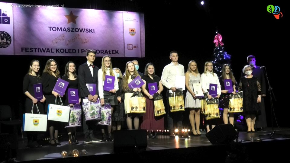 Na zdjęciu: uczestnicy XI Tomaszowskiego Festiwalu Kolęd i Pastorałek, którego koncert finałowy odbył się w Powiatowym Centrum Animacji Społecznej w Tomaszowie Mazowieckim w niedzielę, 16 stycznia 2022 roku Na zdjęciu: uczestnicy XI Tomaszowskiego Festiwalu Kolęd i Pastorałek, którego koncert finałowy odbył się w Powiatowym Centrum Animacji Społecznej w Tomaszowie Mazowieckim w niedzielę, 16 stycznia 2022 roku