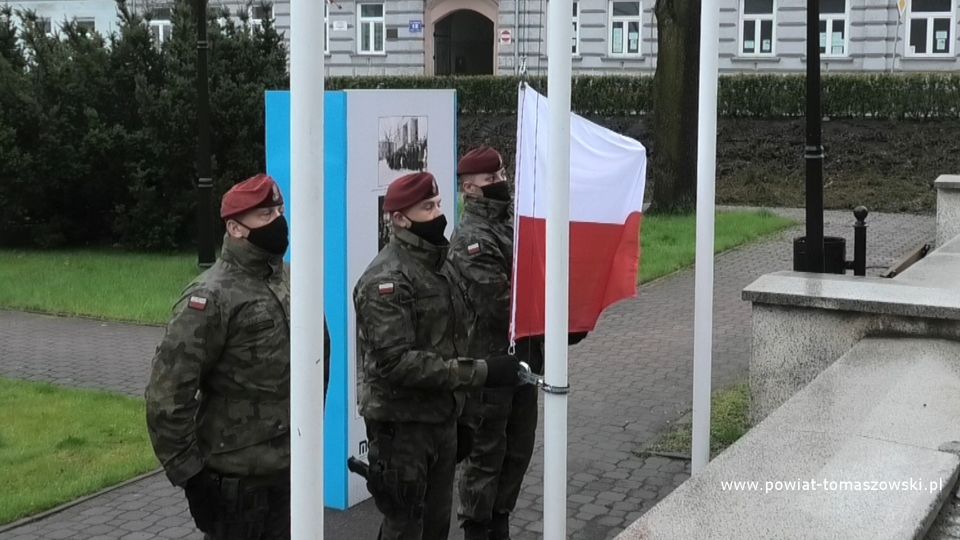 Na zdjęciu: poczet flagowy podczas obchodów Dnia Flagi Rzeczypospolitej Polskiej w Tomaszowie Mazowieckim, 2 maja 2021 roku