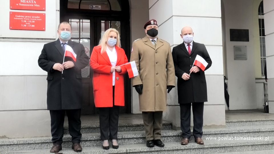 Na zdjęciu: od lewej: Mariusz Węgrzynowski – Starosta Powiatu Tomaszowskiego, Izabela Śliwińska – Wiceprezydent Tomaszowa Mazowieckiego, Mariusz Polus – dowódca 25. Brygady Kawalerii Powietrznej, Marcin Witko – Prezydent Tomaszowa Mazowieckiego, podczas obchodów Dnia Flagi Rzeczypospolitej Polskiej w Tomaszowie Mazowieckim, 2 maja 2021 roku