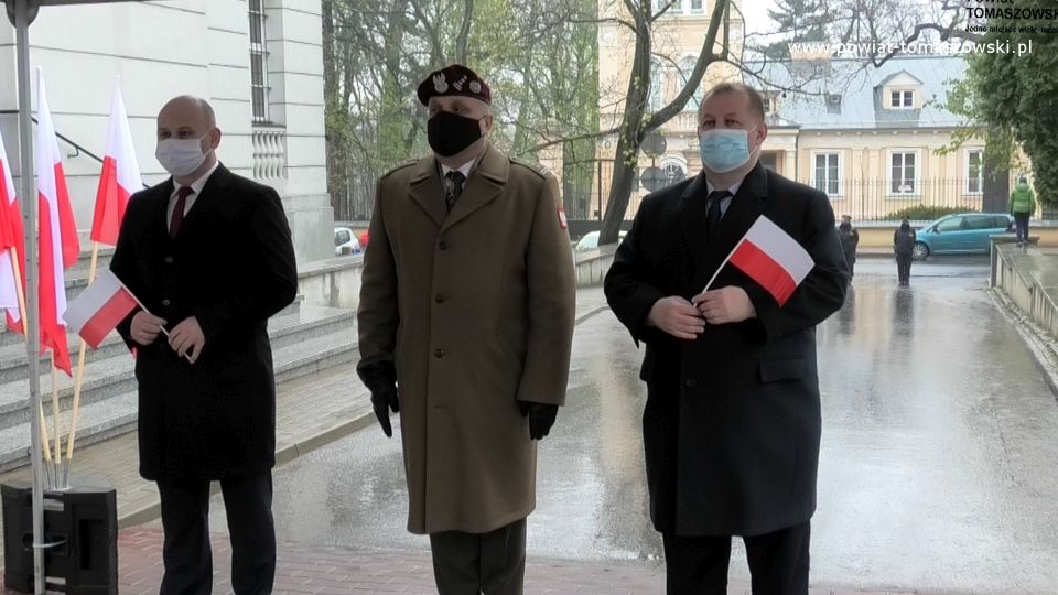Na zdjęciu: od prawej: Mariusz Węgrzynowski – Starosta Powiatu Tomaszowskiego, Mariusz Polus – dowódca 25. Brygady Kawalerii Powietrznej, Marcin Witko – Prezydent Tomaszowa Mazowieckiego, podczas obchodów Dnia Flagi Rzeczypospolitej Polskiej w Tomaszowie Mazowieckim, 2 maja 2021 roku