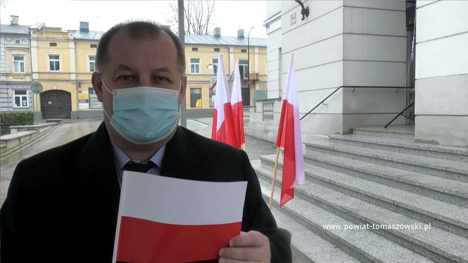 Na zdjęciu: Mariusz Węgrzynowski – Starosta Powiatu Tomaszowskiego, podczas obchodów Dnia Flagi Rzeczypospolitej Polskiej w Tomaszowie Mazowieckim, 2 maja 2021 roku