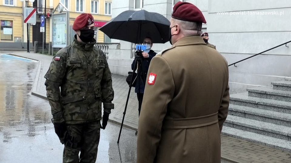Na zdjęciu: dowódca uroczystości - kapitan Mariusz Kotas składa dowódcy 25. Brygady Kawalerii Powietrznej płk. Mariuszowi Polusowi meldunek o gotowości pocztu flagowego do podniesienia flagi państwowej, podczas obchodów Dnia Flagi Rzeczypospolitej Polskiej w Tomaszowie Mazowieckim, 2 maja 2021 roku