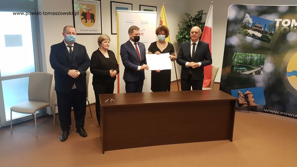 Na zdjęciu: od lewej: Mariusz Węgrzynowski – Starosta Powiatu Tomaszowskiego, Elżbieta Łojszczyk – członek Zarządu Powiatu Tomaszowskiego, Zbigniew Ziemba – Wicemarszałek Województwa Łódzkiego, Agnieszka Wieczorek – prezes Fundacji Poranek z Olszowy gmina Ujazd, Janusz Ciesielski – radny Sejmiku Województwa Łódzkiego, podczas podpisania umowy na dofinansowanie projektu realizowanego przez Fundację Poranek