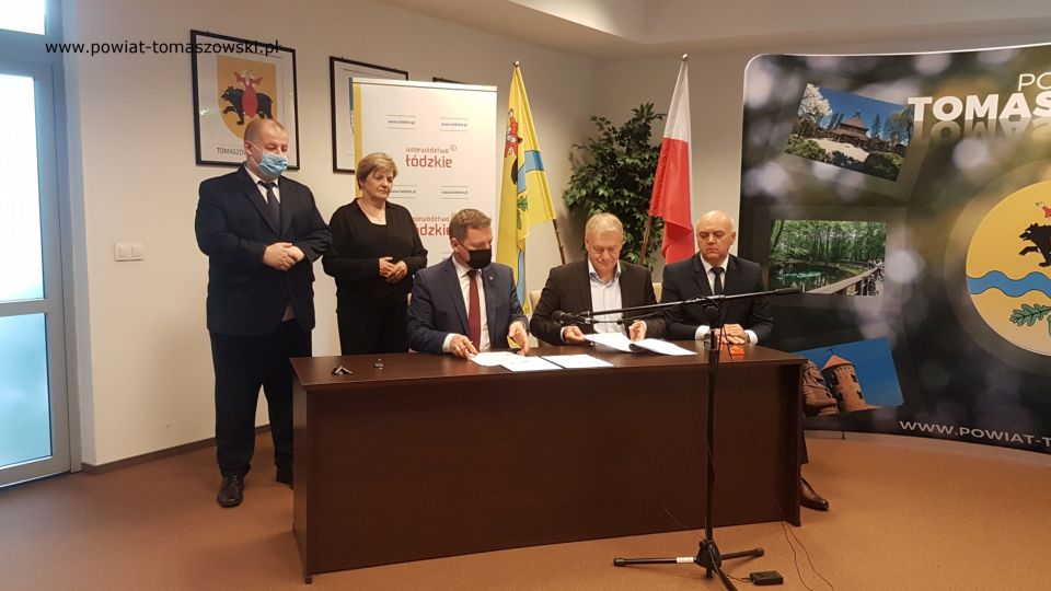 Na zdjęciu: siedzą od lewej: Zbigniew Ziemba – Wicemarszałek Województwa Łódzkiego, Tomasz Zdonek – Prezes Stowarzyszenia eMDeK z Inowłodza, Janusz Ciesielski – radny Sejmiku Województwa Łódzkiego, stoją: Elżbieta Łojszczyk – członek Zarządu Powiatu Tomaszowskiego i Mariusz Węgrzynowski – Starosta Powiatu Tomaszowskiego, podczas podpisania umowy na dofinansowanie rajdu rowerowego im. Witolda Pileckiego, który odbędzie się 8 sierpnia 2021 roku, organizowany przez eMDeK