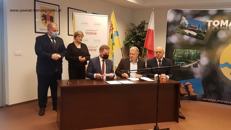 Na zdjęciu: siedzą od lewej: Zbigniew Ziemba – Wicemarszałek Województwa Łódzkiego, Tomasz Zdonek – Prezes Stowarzyszenia eMDeK z Inowłodza, Janusz Ciesielski – radny Sejmiku Województwa Łódzkiego, stoją: Elżbieta Łojszczyk – członek Zarządu Powiatu Tomaszowskiego i Mariusz Węgrzynowski – Starosta Powiatu Tomaszowskiego, podczas podpisania umowy na dofinansowanie rajdu rowerowego im. Witolda Pileckiego, który odbędzie się 8 sierpnia 2021 roku, organizowany przez eMDeK