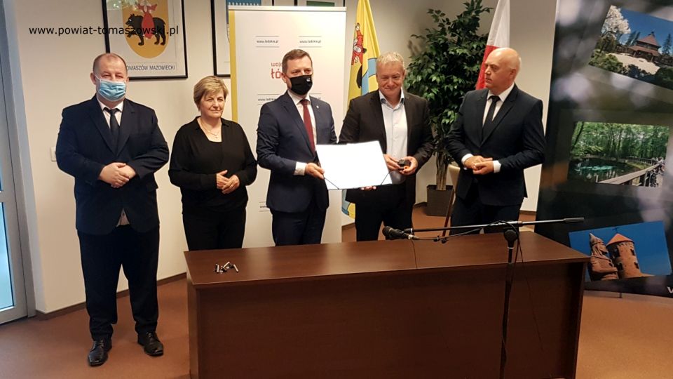 Na zdjęciu: od lewej: Mariusz Węgrzynowski – Starosta Powiatu Tomaszowskiego, Elżbieta Łojszczyk – członek Zarządu Powiatu Tomaszowskiego, Zbigniew Ziemba – Wicemarszałek Województwa Łódzkiego, Tomasz Zdonek – Prezes Stowarzyszenia eMDeK z Inowłodza, Janusz Ciesielski – radny Sejmiku Województwa Łódzkiego, stoją: i podczas podpisania umowy na dofinansowanie rajdu rowerowego im. Witolda Pileckiego, który odbędzie się 8 sierpnia 2021 roku, organizowany przez eMDeK