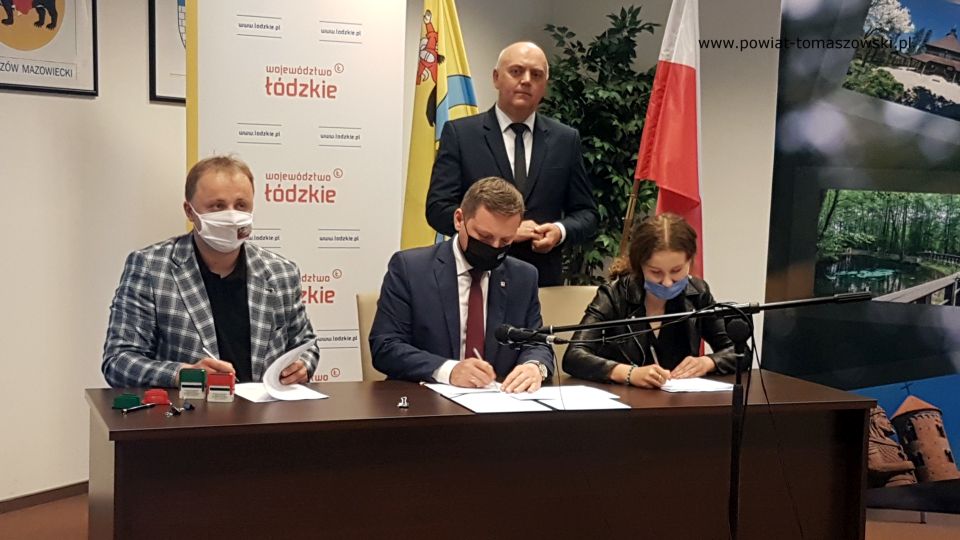 Na zdjęciu: siedzą od lewej: Rafał Skoczylas – Prezes Młodzieżowego Klubu Sportowego Volley Żelazny z Opoczna, Zbigniew Ziemba – Wicemarszałek Województwa Łódzkiego, Zuzanna Łukomska – sekretarz MKS Volley Żelazny z Opoczna, za nimi stoi Janusz Ciesielski – radny Sejmiku Województwa Łódzkiego, podczas podpisania umowy na dofinansowanie turnieju siatkarskiego, organizowanego przez MKS Volley Żelazny