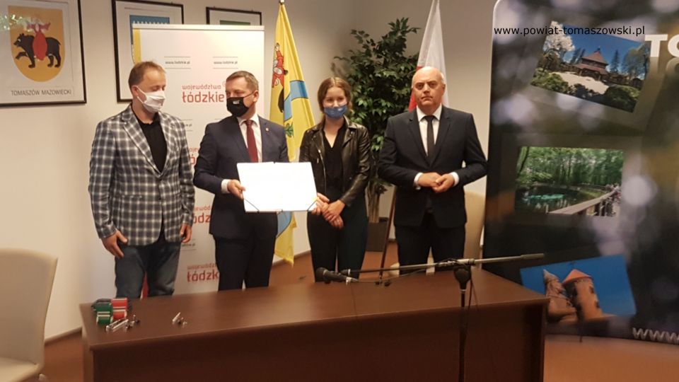 Na zdjęciu: od lewej: Rafał Skoczylas – Prezes Młodzieżowego Klubu Sportowego Volley Żelazny z Opoczna, Zbigniew Ziemba – Wicemarszałek Województwa Łódzkiego, Zuzanna Łukomska – sekretarz MKS Volley Żelazny z Opoczna, Janusz Ciesielski – radny Sejmiku Województwa Łódzkiego, podczas podpisania umowy na dofinansowanie turnieju siatkarskiego, organizowanego przez MKS Volley Żelazny
