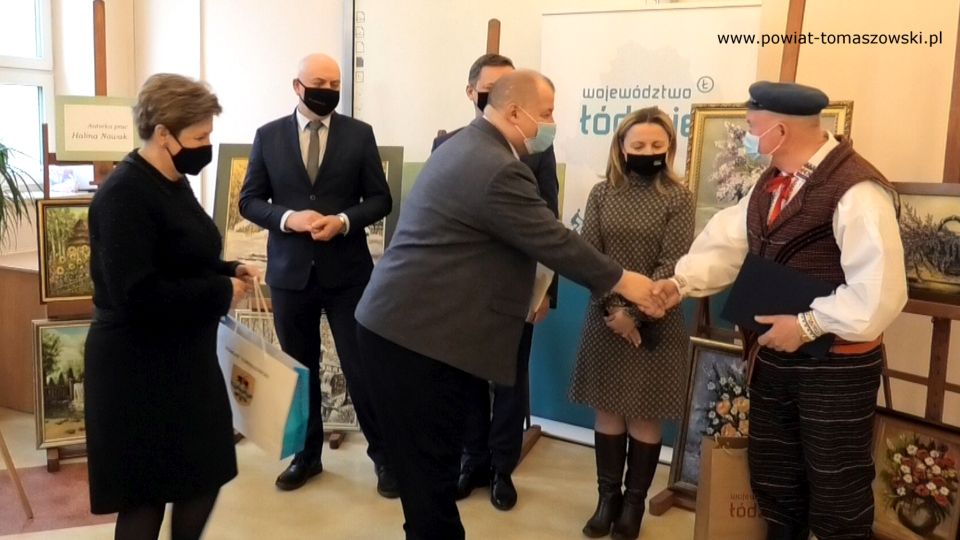 Medal Zasłużony Kulturze - Gloria Artis dla Romana Wojciechowskiego, twórcy ludowego z powiatu tomaszowskiego