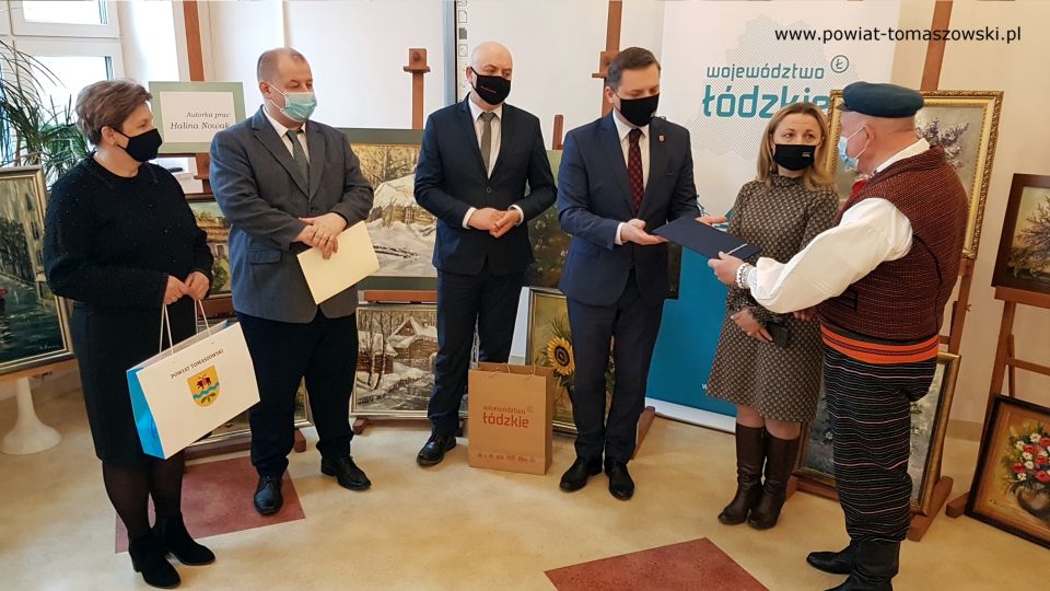 Medal Zasłużony Kulturze - Gloria Artis dla Romana Wojciechowskiego, twórcy ludowego z powiatu tomaszowskiego