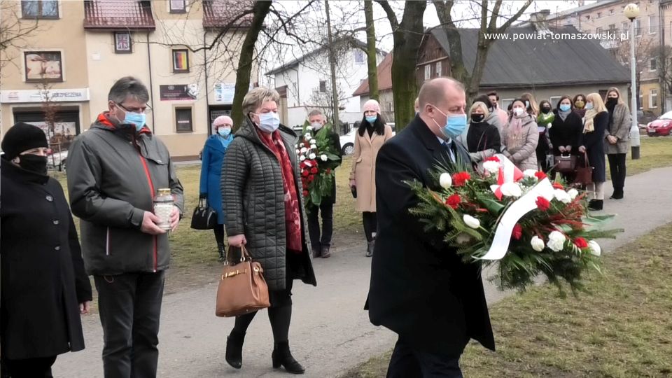 Na zdjęciu: delegacja władz powiatu w składzie: z kwiatami – Mariusz Węgrzynowski – Starosta Powiatu Tomaszowskiego, za nim od lewej: Elżbieta Łojszczyk – członek Zarządu Powiatu Tomaszowskiego, Leszek Ogórek – Wicestarosta Powiatu Tomaszowskiego, Wacława Bąk – Przewodnicząca Rady Powiatu Tomaszowskiego, podczas obchodów Narodowego Dnia Pamięci Polaków ratujących Żydów pod okupacją niemiecką – składanie kwiatów pod obeliskiem Karoliny Juszczykowskiej zlokalizowanym na skwerze Stefanii i Juliana Tuwimów przy ulicy Wschodniej w Tomaszowie Mazowieckim, Na zdjęciu: delegacja władz powiatu w składzie: z kwiatami – Mariusz Węgrzynowski – Starosta Powiatu Tomaszowskiego, za nim od lewej: Elżbieta Łojszczyk – członek Zarządu Powiatu Tomaszowskiego, Leszek Ogórek – Wicestarosta Powiatu Tomaszowskiego, Wacława Bąk – Przewodnicząca Rady Powiatu Tomaszowskiego, podczas obchodów Narodowego Dnia Pamięci Polaków ratujących Żydów pod okupacją niemiecką – składanie kwiatów pod obeliskiem Karoliny Juszczykowskiej zlokalizowanym na skwerze Stefanii i Juliana Tuwimów przy ulicy Wschodniej w Tomaszowie Mazowieckim,