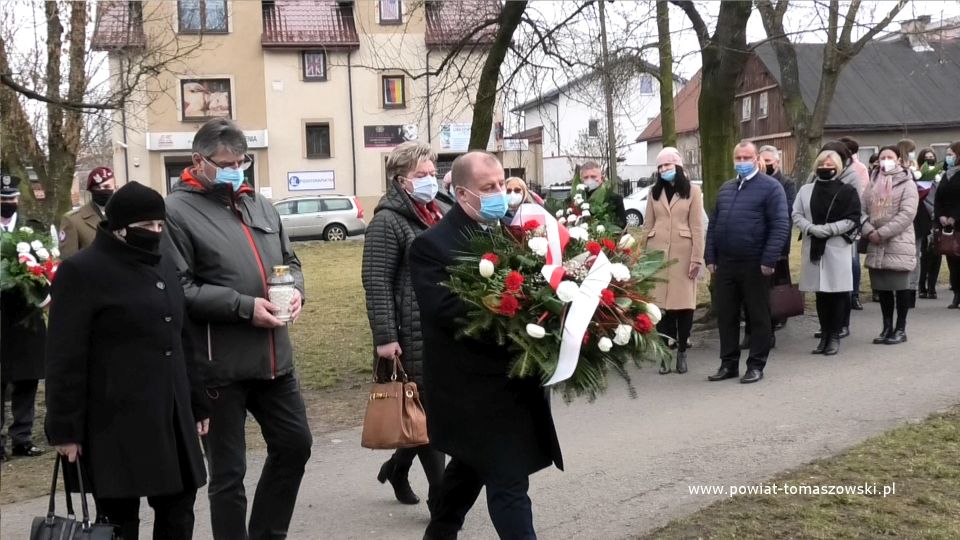 Na zdjęciu: delegacja władz powiatu w składzie: z kwiatami – Mariusz Węgrzynowski – Starosta Powiatu Tomaszowskiego, za nim od lewej: Elżbieta Łojszczyk – członek Zarządu Powiatu Tomaszowskiego, Leszek Ogórek – Wicestarosta Powiatu Tomaszowskiego, Wacława Bąk – Przewodnicząca Rady Powiatu Tomaszowskiego, podczas obchodów Narodowego Dnia Pamięci Polaków ratujących Żydów pod okupacją niemiecką – składanie kwiatów pod obeliskiem Karoliny Juszczykowskiej zlokalizowanym na skwerze Stefanii i Juliana Tuwimów przy ulicy Wschodniej w Tomaszowie Mazowieckim, Na zdjęciu: delegacja władz powiatu w składzie: z kwiatami – Mariusz Węgrzynowski – Starosta Powiatu Tomaszowskiego, za nim od lewej: Elżbieta Łojszczyk – członek Zarządu Powiatu Tomaszowskiego, Leszek Ogórek – Wicestarosta Powiatu Tomaszowskiego, Wacława Bąk – Przewodnicząca Rady Powiatu Tomaszowskiego, podczas obchodów Narodowego Dnia Pamięci Polaków ratujących Żydów pod okupacją niemiecką – składanie kwiatów pod obeliskiem Karoliny Juszczykowskiej zlokalizowanym na skwerze Stefanii i Juliana Tuwimów przy ulicy Wschodniej w Tomaszowie Mazowieckim,