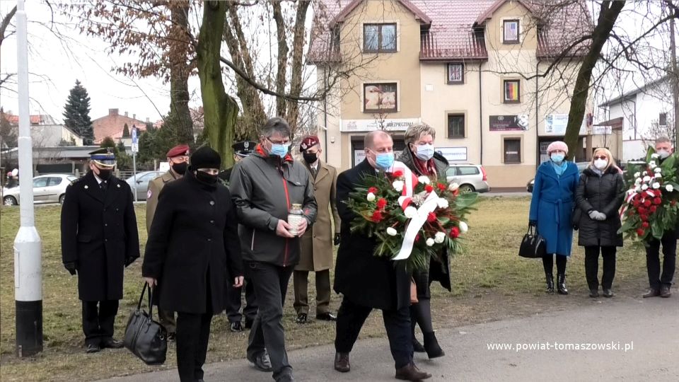 Na zdjęciu: delegacja władz powiatu w składzie: z kwiatami – Mariusz Węgrzynowski – Starosta Powiatu Tomaszowskiego, za nim od lewej: Elżbieta Łojszczyk – członek Zarządu Powiatu Tomaszowskiego, Leszek Ogórek – Wicestarosta Powiatu Tomaszowskiego, Wacława Bąk – Przewodnicząca Rady Powiatu Tomaszowskiego, podczas obchodów Narodowego Dnia Pamięci Polaków ratujących Żydów pod okupacją niemiecką – składanie kwiatów pod obeliskiem Karoliny Juszczykowskiej zlokalizowanym na skwerze Stefanii i Juliana Tuwimów przy ulicy Wschodniej w Tomaszowie Mazowieckim, Na zdjęciu: delegacja władz powiatu w składzie: z kwiatami – Mariusz Węgrzynowski – Starosta Powiatu Tomaszowskiego, za nim od lewej: Elżbieta Łojszczyk – członek Zarządu Powiatu Tomaszowskiego, Leszek Ogórek – Wicestarosta Powiatu Tomaszowskiego, Wacława Bąk – Przewodnicząca Rady Powiatu Tomaszowskiego, podczas obchodów Narodowego Dnia Pamięci Polaków ratujących Żydów pod okupacją niemiecką – składanie kwiatów pod obeliskiem Karoliny Juszczykowskiej zlokalizowanym na skwerze Stefanii i Juliana Tuwimów przy ulicy Wschodniej w Tomaszowie Mazowieckim,