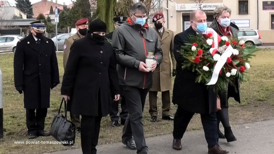 Na zdjęciu: delegacja władz powiatu w składzie: z kwiatami – Mariusz Węgrzynowski – Starosta Powiatu Tomaszowskiego, za nim od lewej: Elżbieta Łojszczyk – członek Zarządu Powiatu Tomaszowskiego, Leszek Ogórek – Wicestarosta Powiatu Tomaszowskiego, Wacława Bąk – Przewodnicząca Rady Powiatu Tomaszowskiego, podczas obchodów Narodowego Dnia Pamięci Polaków ratujących Żydów pod okupacją niemiecką – składanie kwiatów pod obeliskiem Karoliny Juszczykowskiej zlokalizowanym na skwerze Stefanii i Juliana Tuwimów przy ulicy Wschodniej w Tomaszowie Mazowieckim, Na zdjęciu: delegacja władz powiatu w składzie: z kwiatami – Mariusz Węgrzynowski – Starosta Powiatu Tomaszowskiego, za nim od lewej: Elżbieta Łojszczyk – członek Zarządu Powiatu Tomaszowskiego, Leszek Ogórek – Wicestarosta Powiatu Tomaszowskiego, Wacława Bąk – Przewodnicząca Rady Powiatu Tomaszowskiego, podczas obchodów Narodowego Dnia Pamięci Polaków ratujących Żydów pod okupacją niemiecką – składanie kwiatów pod obeliskiem Karoliny Juszczykowskiej zlokalizowanym na skwerze Stefanii i Juliana Tuwimów przy ulicy Wschodniej w Tomaszowie Mazowieckim,