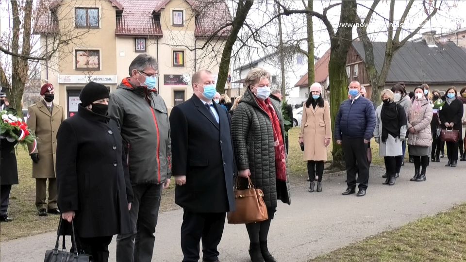 Na zdjęciu: delegacja władz powiatu w składzie – od lewej: Elżbieta Łojszczyk – członek Zarządu Powiatu Tomaszowskiego, Leszek Ogórek – Wicestarosta Powiatu Tomaszowskiego, Mariusz Węgrzynowski – Starosta Powiatu Tomaszowskiego,Wacława Bąk – Przewodnicząca Rady Powiatu Tomaszowskiego, podczas obchodów Narodowego Dnia Pamięci Polaków ratujących Żydów pod okupacją niemiecką – składanie kwiatów pod obeliskiem Karoliny Juszczykowskiej zlokalizowanym na skwerze Stefanii i Juliana Tuwimów przy ulicy Wschodniej w Tomaszowie Mazowieckim, Na zdjęciu: delegacja władz powiatu w składzie – od lewej: Elżbieta Łojszczyk – członek Zarządu Powiatu Tomaszowskiego, Leszek Ogórek – Wicestarosta Powiatu Tomaszowskiego, Mariusz Węgrzynowski – Starosta Powiatu Tomaszowskiego,Wacława Bąk – Przewodnicząca Rady Powiatu Tomaszowskiego, podczas obchodów Narodowego Dnia Pamięci Polaków ratujących Żydów pod okupacją niemiecką – składanie kwiatów pod obeliskiem Karoliny Juszczykowskiej zlokalizowanym na skwerze Stefanii i Juliana Tuwimów przy ulicy Wschodniej w Tomaszowie Mazowieckim,