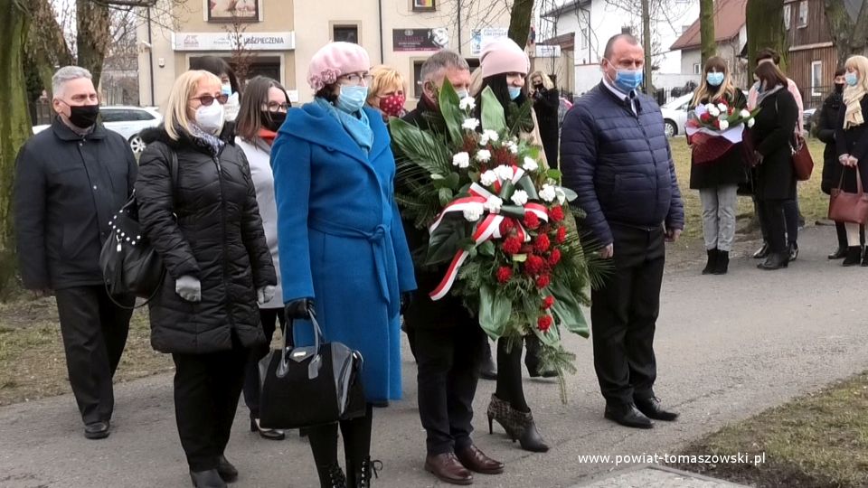 Na zdjęciu:: delegacja szkół ponadpodstawowych z powiatu tomaszowskiego: w pierwszym rzędzie od prawej> Witold Mazurek – Przewodniczący Rady Rodziców ZSP nr 1, Beata Stańczyk – Wiceprzewodnicząca Rady Miejskiej w Tomaszowie Mazowieckim i naczelnik Wydziału Oświaty i Sportu Starostwa Powiatowego w Tomaszowie Mazowieckim, Dariusz Kwiatkowski – dyrektor ZSP nr 1, Ewa Męcina – dyrektor I LO, z tyłu: Kamila Mosiężnik – Wicedyrektor ZSP nr 6, w ostatnim rzędzie z lewej Marek Adryjan – nauczyciel historii ZSP nr 3, podczas obchodów Narodowego Dnia Pamięci Polaków ratujących Żydów pod okupacją niemiecką – składanie kwiatów pod obeliskiem Karoliny Juszczykowskiej zlokalizowanym na skwerze Stefanii i Juliana Tuwimów przy ulicy Wschodniej w Tomaszowie Mazowieckim, Na zdjęciu:: delegacja szkół ponadpodstawowych z powiatu tomaszowskiego: w pierwszym rzędzie od prawej> Witold Mazurek – Przewodniczący Rady Rodziców ZSP nr 1, Beata Stańczyk – Wiceprzewodnicząca Rady Miejskiej w Tomaszowie Mazowieckim i naczelnik Wydziału Oświaty i Sportu Starostwa Powiatowego w Tomaszowie Mazowieckim, Dariusz Kwiatkowski – dyrektor ZSP nr 1, Ewa Męcina – dyrektor I LO, z tyłu: Kamila Mosiężnik – Wicedyrektor ZSP nr 6, w ostatnim rzędzie z lewej Marek Adryjan – nauczyciel historii ZSP nr 3, podczas obchodów Narodowego Dnia Pamięci Polaków ratujących Żydów pod okupacją niemiecką – składanie kwiatów pod obeliskiem Karoliny Juszczykowskiej zlokalizowanym na skwerze Stefanii i Juliana Tuwimów przy ulicy Wschodniej w Tomaszowie Mazowieckim,