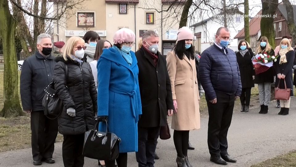 Na zdjęciu:: delegacja szkół ponadpodstawowych z powiatu tomaszowskiego: w pierwszym rzędzie od prawej> Witold Mazurek – Przewodniczący Rady Rodziców ZSP nr 1, Beata Stańczyk – Wiceprzewodnicząca Rady Miejskiej w Tomaszowie Mazowieckim i naczelnik Wydziału Oświaty i Sportu Starostwa Powiatowego w Tomaszowie Mazowieckim, Dariusz Kwiatkowski – dyrektor ZSP nr 1, Ewa Męcina – dyrektor I LO, z tyłu: Kamila Mosiężnik – Wicedyrektor ZSP nr 6, w ostatnim rzędzie z lewej Marek Adryjan – nauczyciel historii ZSP nr 3, podczas obchodów Narodowego Dnia Pamięci Polaków ratujących Żydów pod okupacją niemiecką – składanie kwiatów pod obeliskiem Karoliny Juszczykowskiej zlokalizowanym na skwerze Stefanii i Juliana Tuwimów przy ulicy Wschodniej w Tomaszowie Mazowieckim, Na zdjęciu:: delegacja szkół ponadpodstawowych z powiatu tomaszowskiego: w pierwszym rzędzie od prawej> Witold Mazurek – Przewodniczący Rady Rodziców ZSP nr 1, Beata Stańczyk – Wiceprzewodnicząca Rady Miejskiej w Tomaszowie Mazowieckim i naczelnik Wydziału Oświaty i Sportu Starostwa Powiatowego w Tomaszowie Mazowieckim, Dariusz Kwiatkowski – dyrektor ZSP nr 1, Ewa Męcina – dyrektor I LO, z tyłu: Kamila Mosiężnik – Wicedyrektor ZSP nr 6, w ostatnim rzędzie z lewej Marek Adryjan – nauczyciel historii ZSP nr 3, podczas obchodów Narodowego Dnia Pamięci Polaków ratujących Żydów pod okupacją niemiecką – składanie kwiatów pod obeliskiem Karoliny Juszczykowskiej zlokalizowanym na skwerze Stefanii i Juliana Tuwimów przy ulicy Wschodniej w Tomaszowie Mazowieckim,