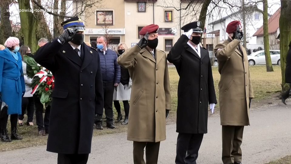 Na zdjęciu: delegacja 25. Brygady Kawalerii Powietrznej w Tomaszowie Mazowieckim podczas obchodów Narodowego Dnia Pamięci Polaków ratujących Żydów pod okupacją niemiecką – składanie kwiatów pod obeliskiem Karoliny Juszczykowskiej zlokalizowanym na skwerze Stefanii i Juliana Tuwimów przy ulicy Wschodniej w Tomaszowie Mazowieckim, Na zdjęciu: delegacja 25. Brygady Kawalerii Powietrznej w Tomaszowie Mazowieckim podczas obchodów Narodowego Dnia Pamięci Polaków ratujących Żydów pod okupacją niemiecką – składanie kwiatów pod obeliskiem Karoliny Juszczykowskiej zlokalizowanym na skwerze Stefanii i Juliana Tuwimów przy ulicy Wschodniej w Tomaszowie Mazowieckim,