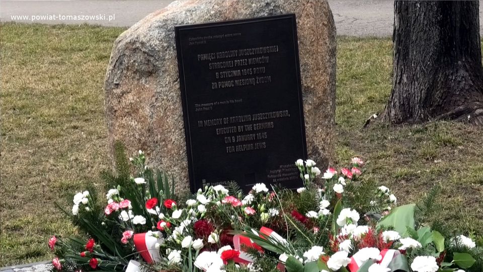 Na zdjęciu: obelisk Karoliny Juszczykowskiej zlokalizowany na skwerze Stefanii i Juliana Tuwimów przy ulicy Wschodniej w Tomaszowie Mazowieckim, 24 marca 2021 roku, podczas obchodów Narodowego Dnia Pamięci Polaków ratujących Żydów pod okupacją niemiecką Na zdjęciu: obelisk Karoliny Juszczykowskiej zlokalizowany na skwerze Stefanii i Juliana Tuwimów przy ulicy Wschodniej w Tomaszowie Mazowieckim, 24 marca 2021 roku, podczas obchodów Narodowego Dnia Pamięci Polaków ratujących Żydów pod okupacją niemiecką