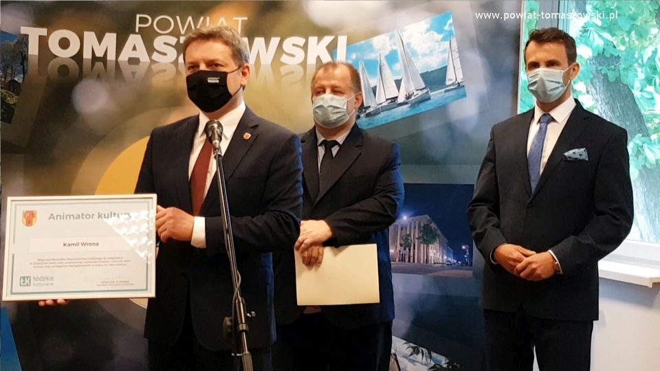 Na zdjęciu: od prawej: Marek Kubiak – członek Zarządu Powiatu Tomaszowskiego, Mariusz Węgrzynowski – Starosta Powiatu Tomaszowskiego, Zbigniew Ziemba – Wicemarszałek Województwa Łódzkiego, podczas wręczenia Kamilowi Wronie nagrody marszałka Województwa Łódzkiego w kategorii animator kultury