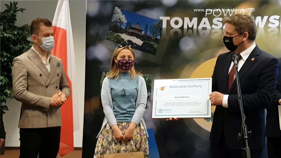 Na zdjęciu: Zbigniew Ziemba – Wicemarszałek Województwa Łódzkiego, Ewa Wendrowska – radna Sejmiku Województwa Łódzkiego, Kamil Wrona – laureat nagrody Marszałka Województwa Łódzkiego w kategorii animator kultury, podczas wręczenia Kamilowi Wronie nagrody marszałka Województwa Łódzkiego w kategorii animator kultury