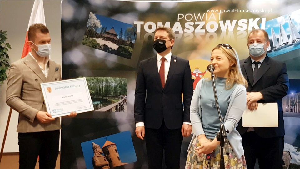 Na zdjęciu: od prawej: Mariusz Węgrzynowski – Starosta Powiatu Tomaszowskiego, Ewa Wendrowska – radna Sejmiku Województwa Łódzkiego, Zbigniew Ziemba – Wicemarszałek Województwa Łódzkiego, Kamil Wrona – laureat nagrody Marszałka Województwa Łódzkiego w kategorii animator kultury, podczas wręczenia Kamilowi Wronie nagrody marszałka Województwa Łódzkiego w kategorii animator kultury