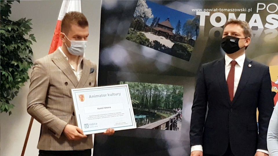 Na zdjęciu: od prawej: Zbigniew Ziemba – Wicemarszałek Województwa Łódzkiego i Kamil Wrona – laureat nagrody Marszałka Województwa Łódzkiego w kategorii animator kultury, podczas wręczenia Kamilowi Wronie nagrody marszałka Województwa Łódzkiego w kategorii animator kultury