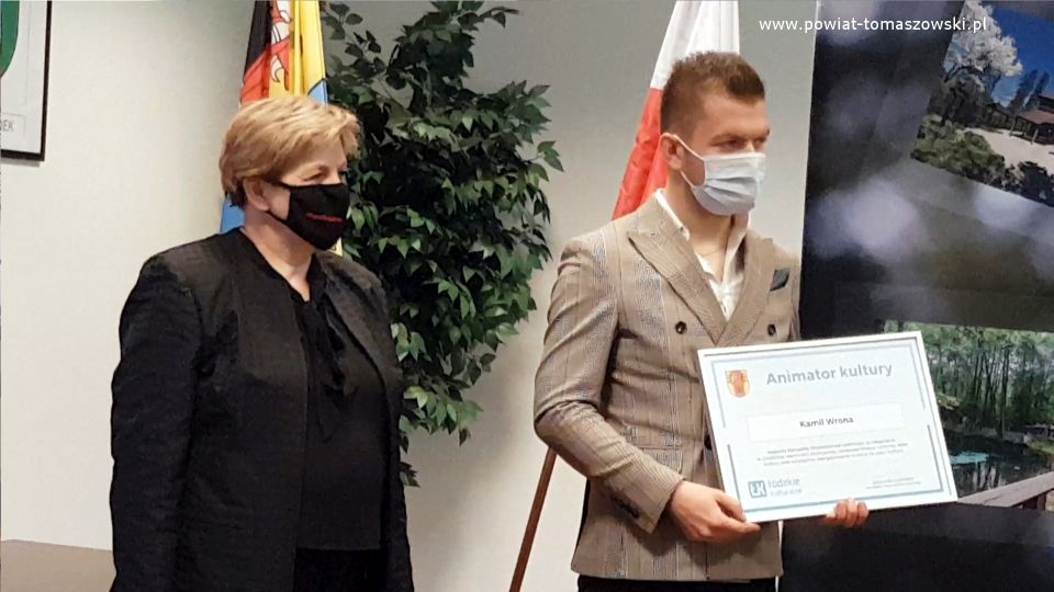 Na zdjęciu: Elżbieta Łojszczyk – członek Zarządu Powiatu Tomaszowskiego i Kamil Wrona – laureat nagrody Marszałka Województwa Łódzkiego w kategorii animator kultury, podczas wręczenia Kamilowi Wronie nagrody marszałka Województwa Łódzkiego w kategorii animator kultury