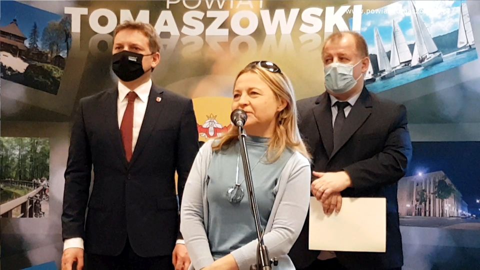 Na zdjęciu: od prawej: Mariusz Węgrzynowski – Starosta Powiatu Tomaszowskiego, Ewa Wendrowska – radna Sejmiku Województwa Łódzkiego, Zbigniew Ziemba – Wicemarszałek Województwa Łódzkiego, podczas wręczenia Kamilowi Wronie nagrody marszałka Województwa Łódzkiego w kategorii animator kultury