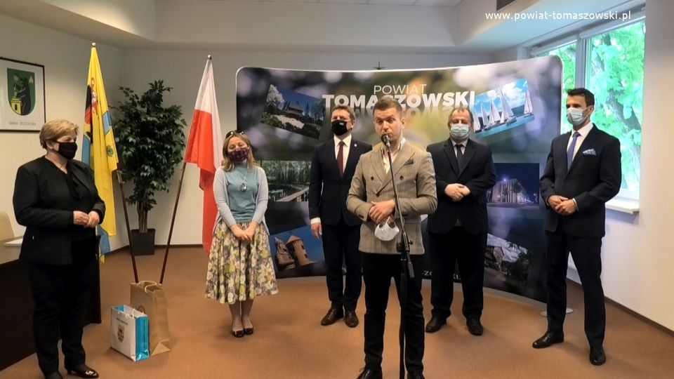 Na zdjęciu: od prawej: Marek Kubiak – członek Zarządu Powiatu Tomaszowskiego, Mariusz Węgrzynowski – Starosta Powiatu Tomaszowskiego, Kamil Wrona – laureat nagrody Marszałka Województwa Łódzkiego w kategorii animator kultury, Zbigniew Ziemba – Wicemarszałek Województwa Łódzkiego, Ewa Wendrowska – radna Sejmiku Województwa Łódzkiego, Elżbieta Łojszczyk – członek Zarządu Powiatu Tomaszowskiego, podczas wręczenia Kamilowi Wronie nagrody marszałka Województwa Łódzkiego w kategorii animator kultury