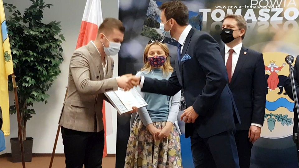Na zdjęciu: od prawej: Zbigniew Ziemba – Wicemarszałek Województwa Łódzkiego, Marek Kubiak – członek Zarządu Powiatu Tomaszowskiego, Ewa Wendrowska – radna Sejmiku Województwa Łódzkiego, Kamil Wrona – laureat nagrody Marszałka Województwa Łódzkiego w kategorii animator kultury, podczas wręczenia Kamilowi Wronie nagrody marszałka Województwa Łódzkiego w kategorii animator kultury