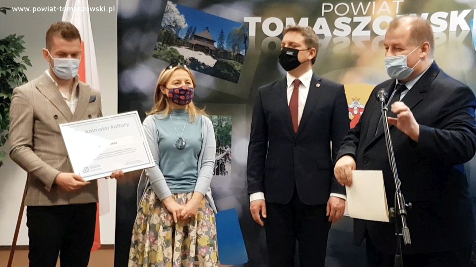Na zdjęciu: od prawej: Mariusz Węgrzynowski – Starosta Powiatu Tomaszowskiego, Zbigniew Ziemba – Wicemarszałek Województwa Łódzkiego, Ewa Wendrowska – radna Sejmiku Województwa Łódzkiego, Kamil Wrona – laureat nagrody Marszałka Województwa Łódzkiego w kategorii animator kultury, podczas wręczenia Kamilowi Wronie nagrody marszałka Województwa Łódzkiego w kategorii animator kultury