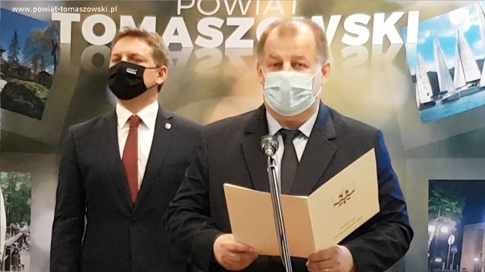 Na zdjęciu: od prawej: Mariusz Węgrzynowski – Starosta Powiatu Tomaszowskiego, Zbigniew Ziemba – Wicemarszałek Województwa Łódzkiego, podczas wręczenia Kamilowi Wronie nagrody marszałka Województwa Łódzkiego w kategorii animator kultury