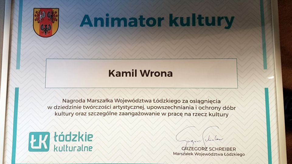 Na zdjęciu: dyplom podpisany przez Grzegorza Schreibera – Marszałka Województwa Łódzkiego, przyznający nagrodę Kamilowi Wronie w kategorii animator kultury