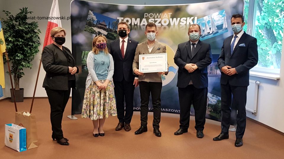Na zdjęciu: od prawej: Marek Kubiak – członek Zarządu Powiatu Tomaszowskiego, Mariusz Węgrzynowski – Starosta Powiatu Tomaszowskiego, Kamil Wrona – laureat nagrody Marszałka Województwa Łódzkiego w kategorii animator kultury, Zbigniew Ziemba – Wicemarszałek Województwa Łódzkiego, Ewa Wendrowska – radna Sejmiku Województwa Łódzkiego, Elżbieta Łojszczyk – członek Zarządu Powiatu Tomaszowskiego, podczas wręczenia Kamilowi Wronie nagrody marszałka Województwa Łódzkiego w kategorii animator kultury