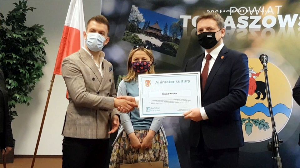 Na zdjęciu: Zbigniew Ziemba – Wicemarszałek Województwa Łódzkiego, Ewa Wendrowska – radna Sejmiku Województwa Łódzkiego, Kamil Wrona – laureat nagrody Marszałka Województwa Łódzkiego w kategorii animator kultury, podczas wręczenia Kamilowi Wronie nagrody marszałka Województwa Łódzkiego w kategorii animator kultury