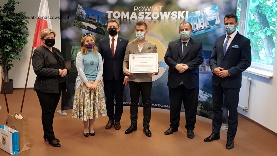 Na zdjęciu: od prawej: Marek Kubiak – członek Zarządu Powiatu Tomaszowskiego, Mariusz Węgrzynowski – Starosta Powiatu Tomaszowskiego, Kamil Wrona – laureat nagrody Marszałka Województwa Łódzkiego w kategorii animator kultury, Zbigniew Ziemba – Wicemarszałek Województwa Łódzkiego, Ewa Wendrowska – radna Sejmiku Województwa Łódzkiego, Elżbieta Łojszczyk – członek Zarządu Powiatu Tomaszowskiego, podczas wręczenia Kamilowi Wronie nagrody marszałka Województwa Łódzkiego w kategorii animator kultury