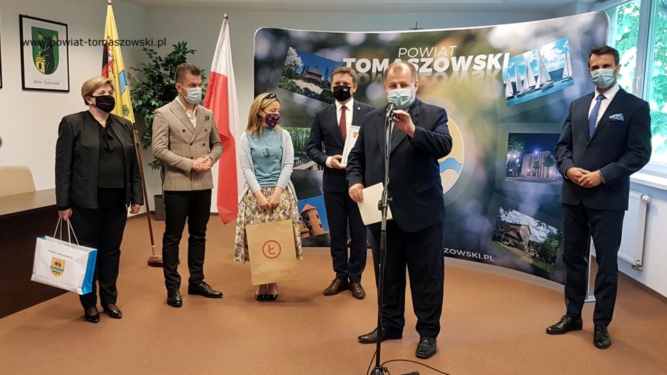 Na zdjęciu: od prawej: Marek Kubiak – członek Zarządu Powiatu Tomaszowskiego, Mariusz Węgrzynowski – Starosta Powiatu Tomaszowskiego, Zbigniew Ziemba – Wicemarszałek Województwa Łódzkiego, Ewa Wendrowska – radna Sejmiku Województwa Łódzkiego, Kamil Wrona – laureat nagrody Marszałka Województwa Łódzkiego w kategorii animator kultury, Elżbieta Łojszczyk – członek Zarządu Powiatu Tomaszowskiego, podczas wręczenia Kamilowi Wronie nagrody marszałka Województwa Łódzkiego w kategorii animator kultury