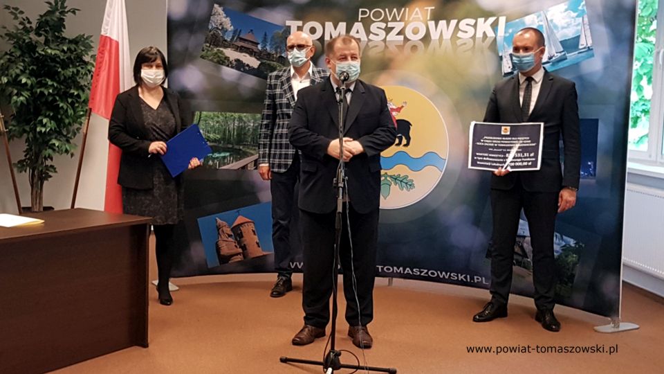 Na zdjęciu: od prawej: Michał Czechowicz – członek Zarządu Powiatu Tomaszowskiego, Mariusz Węgrzynowski – Starosta Powiatu Tomaszowskiego, Jacek Kawecki – właściciel Przedsiębiorstwa Produkcyjno-Usługowego „Kawecki” s.c., Elżbieta Rudzka – dyrektor Zarządu Dróg Powiatowych, podczas podpisania umowy na realizację zadania „Przebudowa kładki dla pieszych w ciągu drogi powiatowej nr 4346E – ulica Zacisze w Tomaszowie Mazowieckim”, w sali konferencyjnej Starostwa Powiatowego w Tomaszowie Mazowieckim – 27 maja 2021 roku