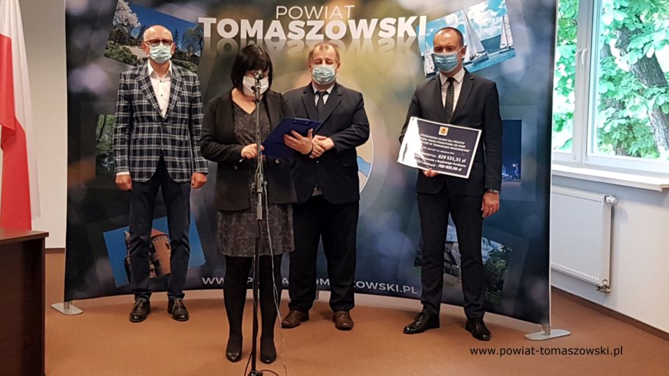 Na zdjęciu: od prawej: Michał Czechowicz – członek Zarządu Powiatu Tomaszowskiego, Mariusz Węgrzynowski – Starosta Powiatu Tomaszowskiego, Elżbieta Rudzka – dyrektor Zarządu Dróg Powiatowych, Jacek Kawecki – właściciel Przedsiębiorstwa Produkcyjno-Usługowego „Kawecki” s.c., podczas podpisania umowy na realizację zadania „Przebudowa kładki dla pieszych w ciągu drogi powiatowej nr 4346E – ulica Zacisze w Tomaszowie Mazowieckim”, w sali konferencyjnej Starostwa Powiatowego w Tomaszowie Mazowieckim – 27 maja 2021 roku