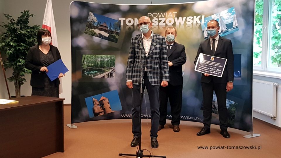 Na zdjęciu: od prawej: Michał Czechowicz – członek Zarządu Powiatu Tomaszowskiego, Mariusz Węgrzynowski – Starosta Powiatu Tomaszowskiego, Jacek Kawecki – właściciel Przedsiębiorstwa Produkcyjno-Usługowego „Kawecki” s.c., Elżbieta Rudzka – dyrektor Zarządu Dróg Powiatowych, podczas podpisania umowy na realizację zadania „Przebudowa kładki dla pieszych w ciągu drogi powiatowej nr 4346E – ulica Zacisze w Tomaszowie Mazowieckim”, w sali konferencyjnej Starostwa Powiatowego w Tomaszowie Mazowieckim – 27 maja 2021 roku