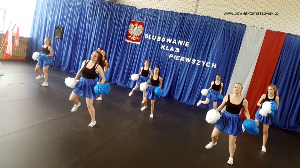Na zdjęciu: uroczystość ślubowania klasy pierwszej policyjnej w Zespole Szkół Ponadpodstawowych nr 8 w Tomaszowie Mazowieckim, które odbyło się w poniedziałek, 21 czerwca 2021 roku