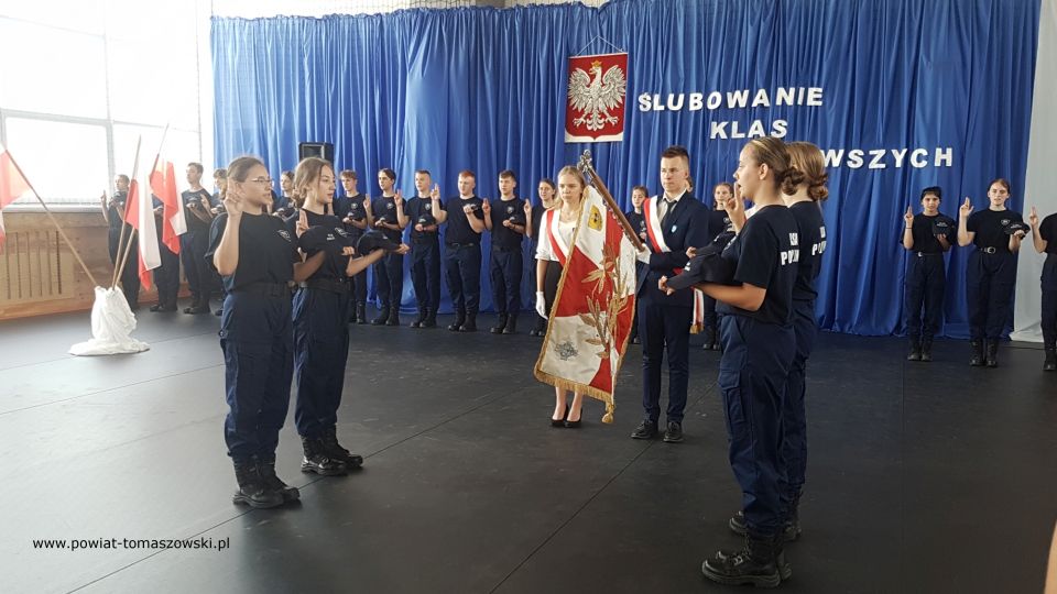 Na zdjęciu: uroczystość ślubowania klasy pierwszej policyjnej w Zespole Szkół Ponadpodstawowych nr 8 w Tomaszowie Mazowieckim, które odbyło się w poniedziałek, 21 czerwca 2021 roku