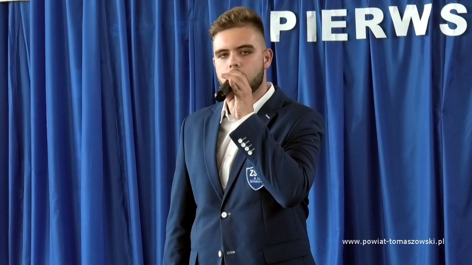 Na zdjęciu: uroczystość ślubowania klasy pierwszej policyjnej w Zespole Szkół Ponadpodstawowych nr 8 w Tomaszowie Mazowieckim, które odbyło się w poniedziałek, 21 czerwca 2021 roku