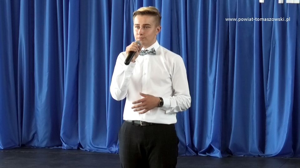 Na zdjęciu: uroczystość ślubowania klasy pierwszej policyjnej w Zespole Szkół Ponadpodstawowych nr 8 w Tomaszowie Mazowieckim, które odbyło się w poniedziałek, 21 czerwca 2021 roku