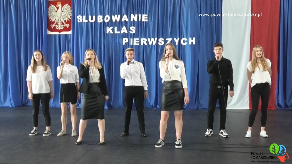 Na zdjęciu: uroczystość ślubowania klasy pierwszej policyjnej w Zespole Szkół Ponadpodstawowych nr 8 w Tomaszowie Mazowieckim, które odbyło się w poniedziałek, 21 czerwca 2021 roku