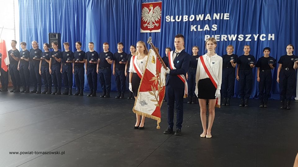 Na zdjęciu: uroczystość ślubowania klasy pierwszej policyjnej w Zespole Szkół Ponadpodstawowych nr 8 w Tomaszowie Mazowieckim, które odbyło się w poniedziałek, 21 czerwca 2021 roku