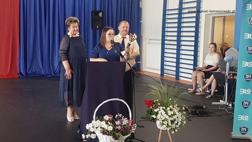 Na zdjęciu: uroczystość ślubowania klasy pierwszej policyjnej w Zespole Szkół Ponadpodstawowych nr 8 w Tomaszowie Mazowieckim, które odbyło się w poniedziałek, 21 czerwca 2021 roku