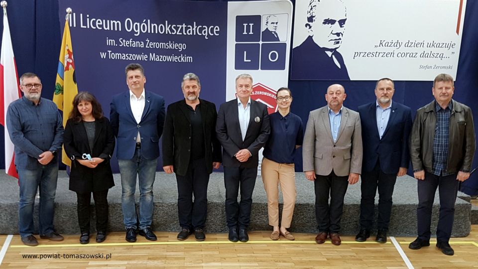 Na zdjęciu: członkowie Komisji Edukacji, Kultury i Sportu Rady Powiatu Tomaszowskiego – od prawej: Marek Parada – radny Rady Powiatu, Arkadiusz Broniarek – dyrektor II Liceum Ogólnokształcącego im. Stefana Żeromskiego w Tomaszowie Mazowieckim, Leon Karwat – Przewodniczący Komisji Edukacji, Kultury i Sportu, Martyna Wojciechowska – radna Rady Powiatu, Tomasz Zdonek – radny rady Powiatu, Sławomir Żegota – radny rady Powiatu, Paweł Łuczak – radny Rady Powiatu, Bogna Hes – radna Rady Powiatu, Krzysztof Tarkowski z Wydziału Inwestycji i Pozyskiwania Środków Pomocowych Starostwa Powiatowego w Tomaszowie Mazowieckim, przed posiedzeniem Komisji Edukacji, Kultury i Sportu, która odbyła się w II LO 25 maja 2021 roku